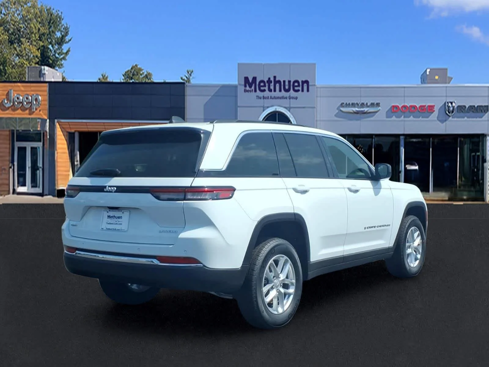 New 2026 Bright White Clear-Coat Exterior Paint Jeep Laredo X image 7
