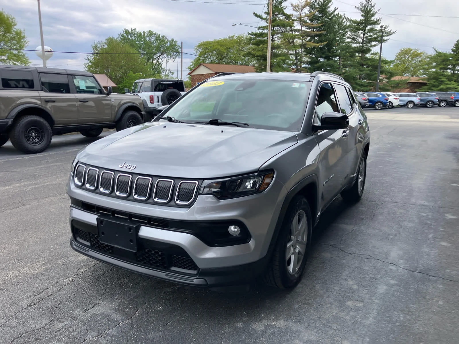 Used 2022 Billet Silver Clearcoat Metallic Jeep Latitude image 4