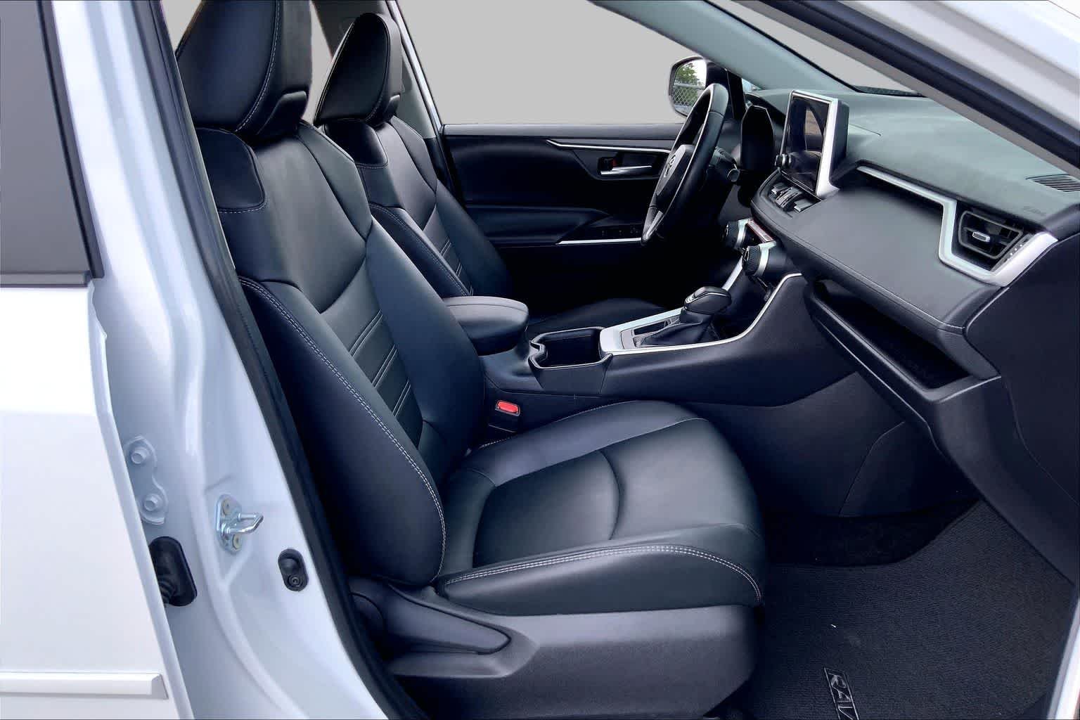 Used 2025 Wind Chill Pearl Toyota XLE Premium image 9