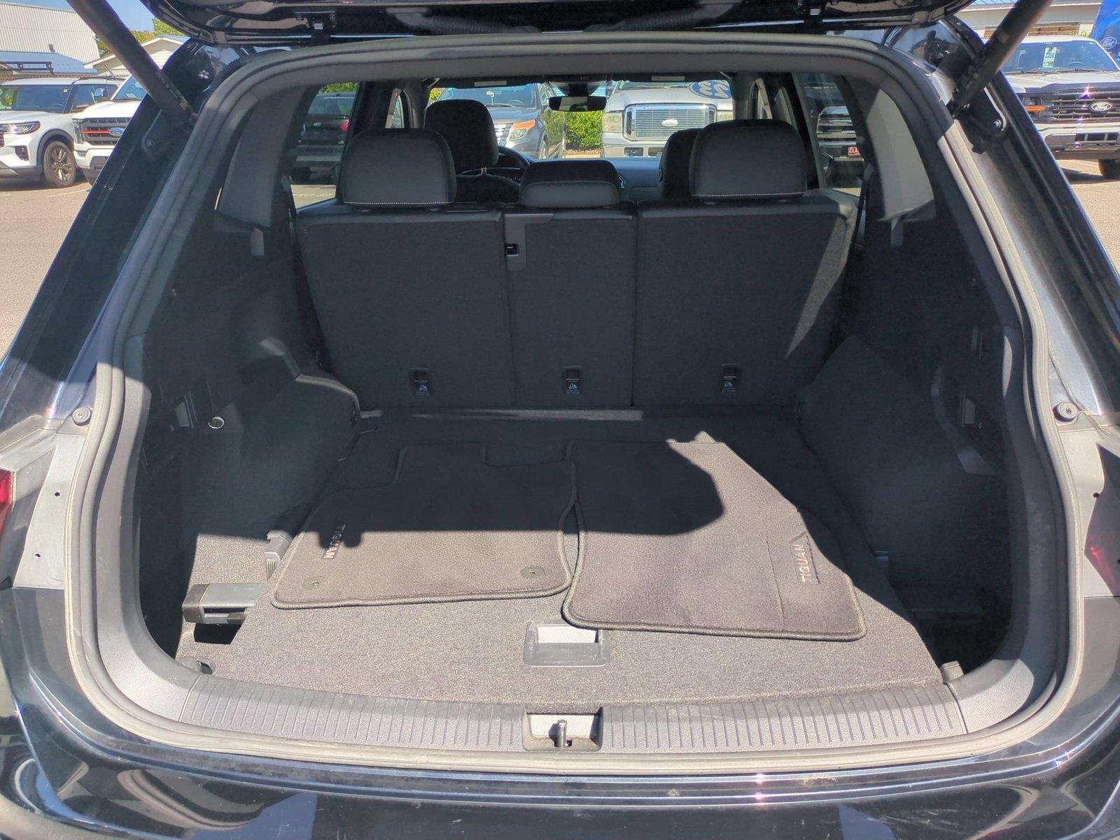 Used 2023  Volkswagen SEL R-Line image 35