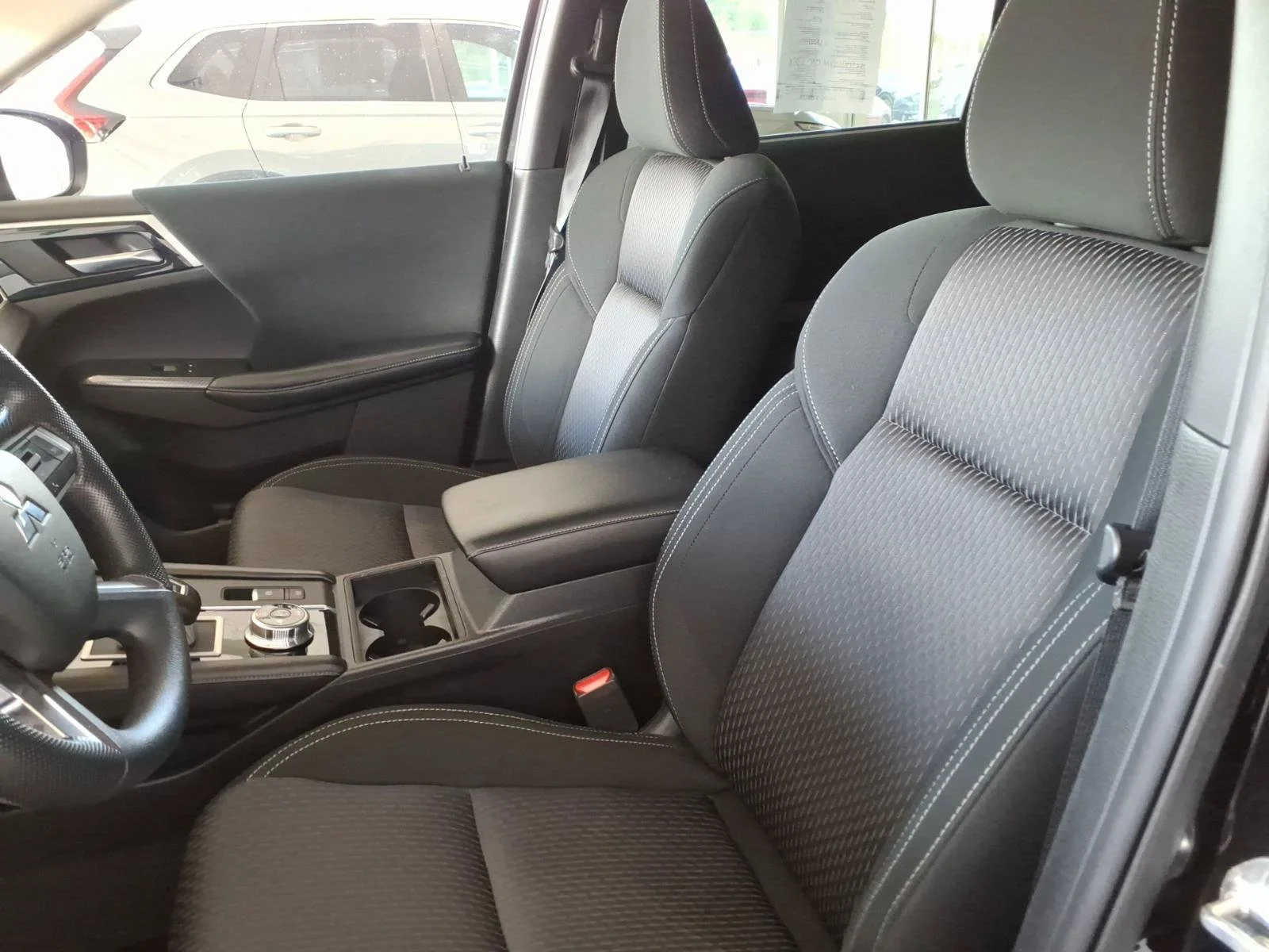 2022 Mitsubishi Outlander ES - Photo 10