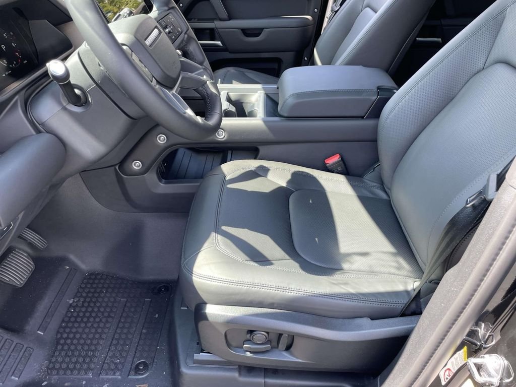 New 2026 Santorini Black Land Rover S image 14