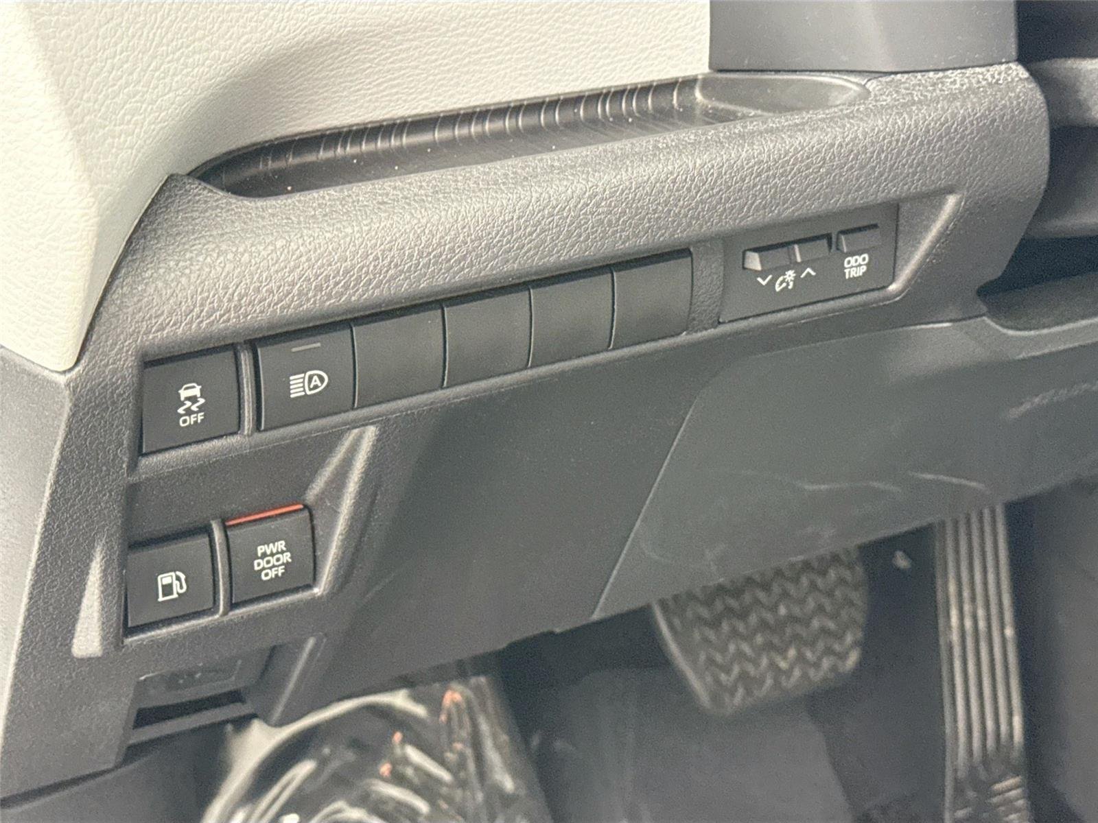 Used 2026 Wind Chill Pearl Toyota XLE 8-Passenger image 16