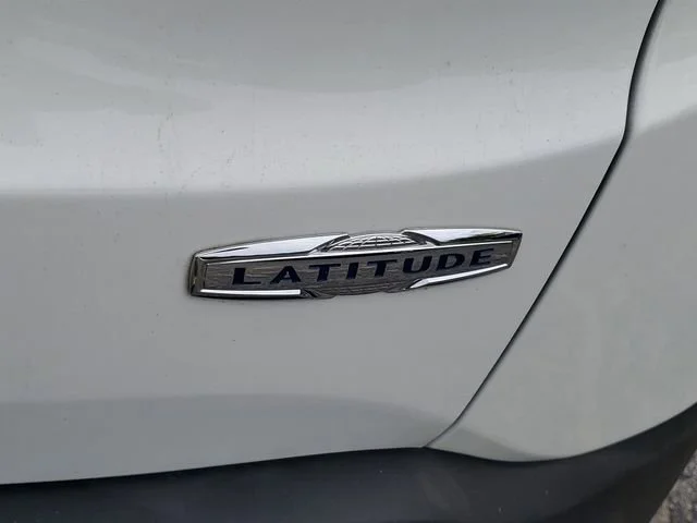 Used 2017 Alpine White Jeep Latitude image 27