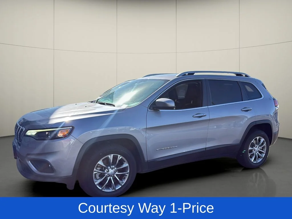 Used 2021 Silver Jeep Latitude Lux image 4