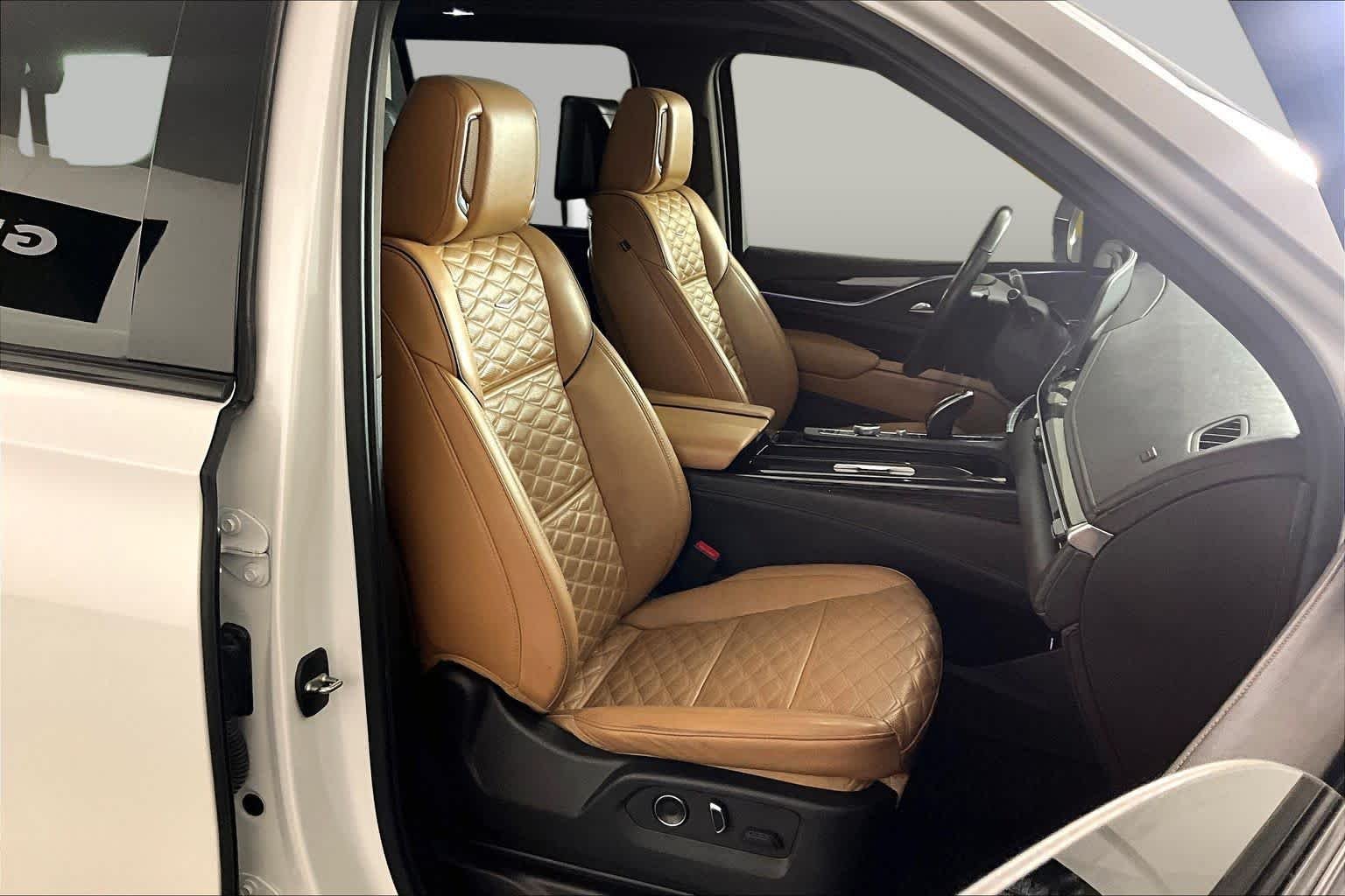 Used 2021 CRYSTAL WHITE TRICOAT Cadillac Sport image 9