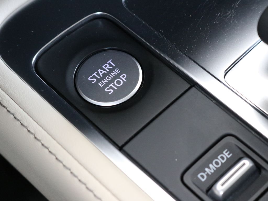 Used 2023 White INFINITI LUXE image 19
