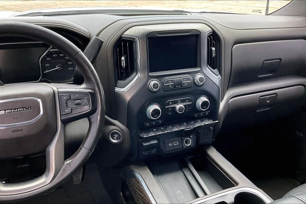 Used 2022 White GMC Denali image 9