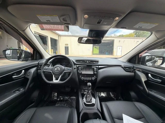 Used 2022 Black Nissan SL image 16