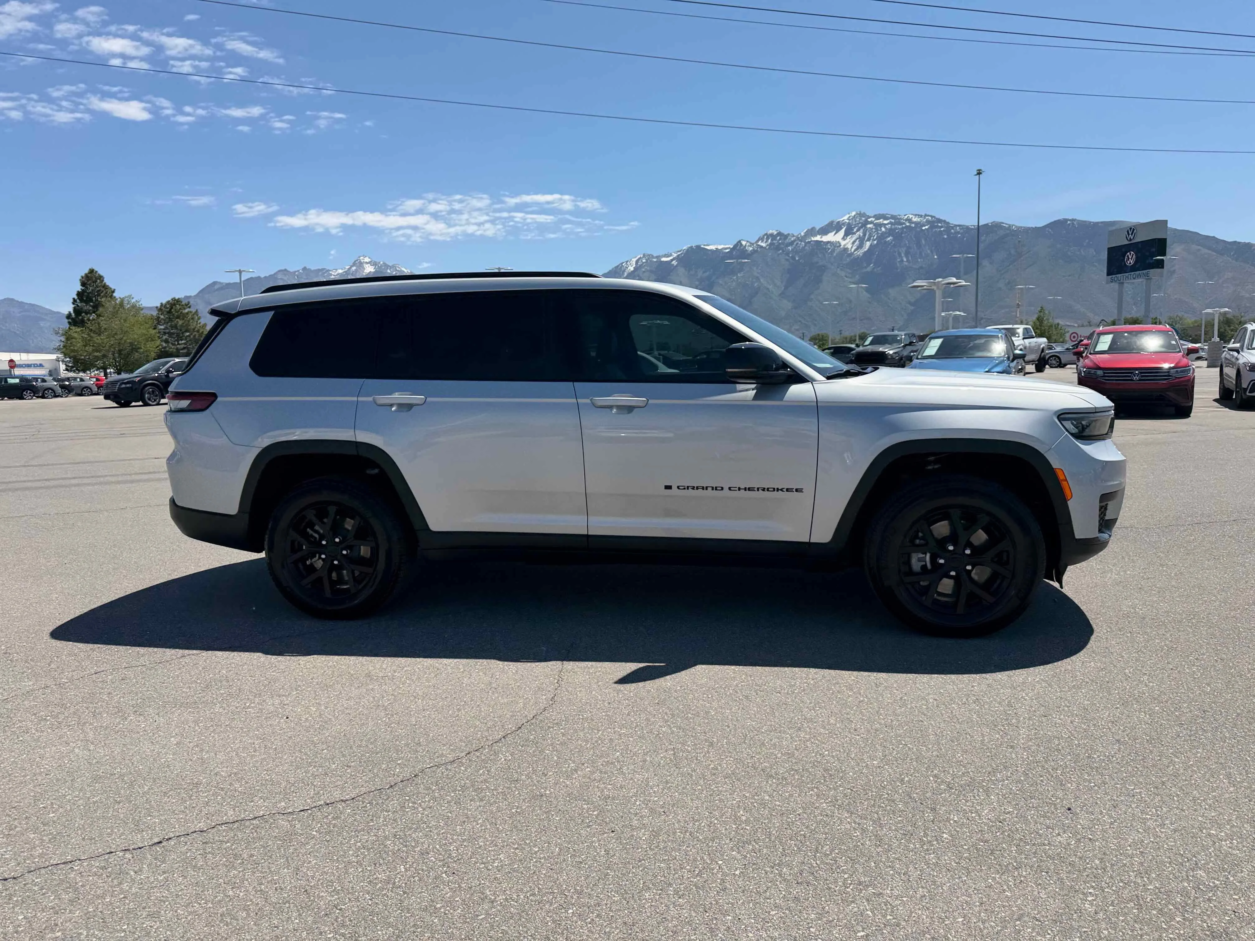 Used 2025 Silver Zynith Jeep Altitude X image 5