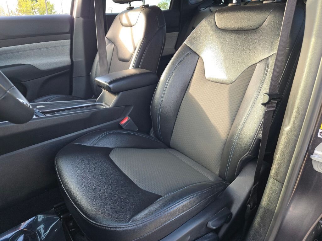 Used 2024  Jeep Latitude image 22