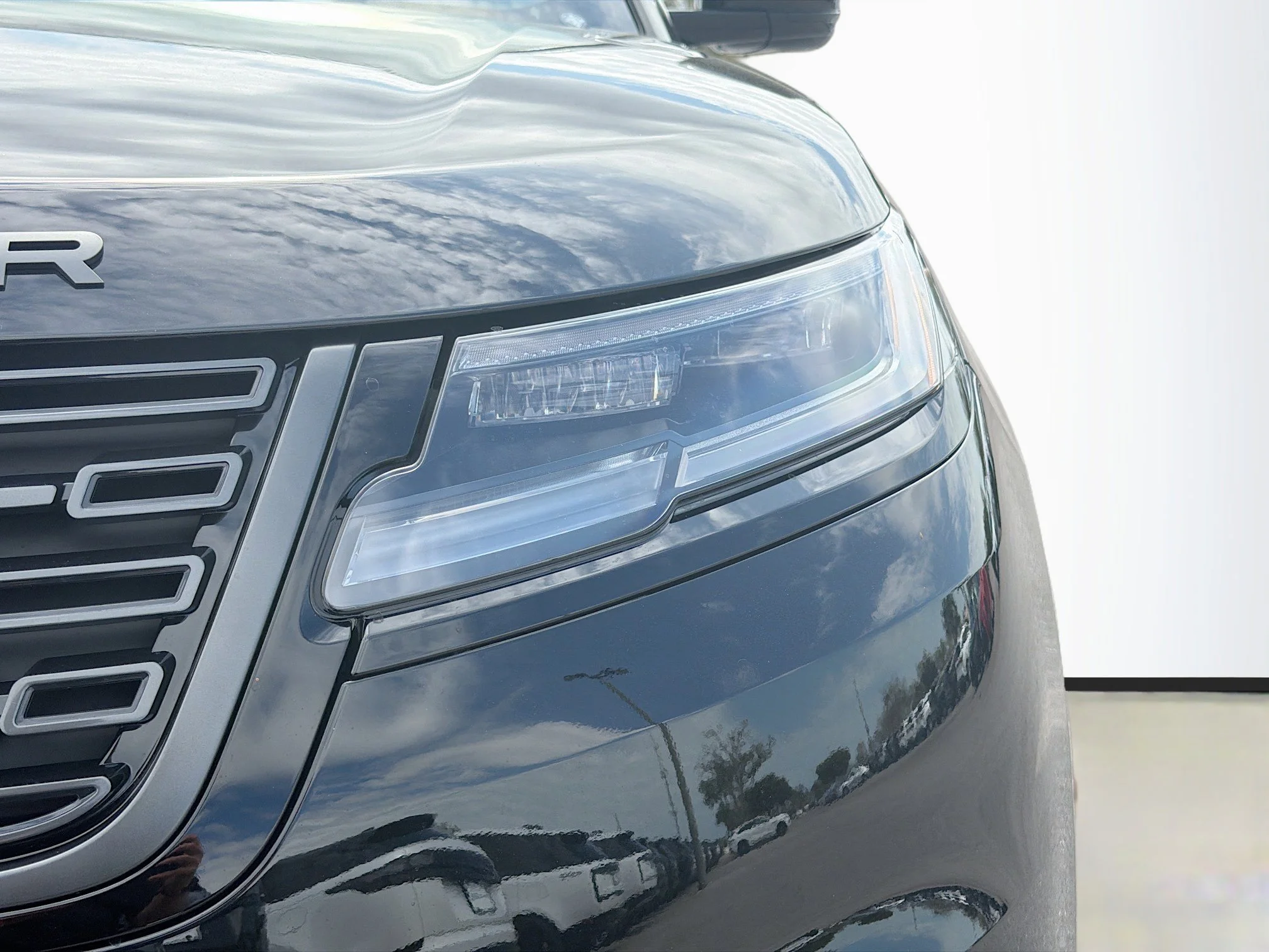 New 2026 Santorini Black Land Rover Dynamic SE image 9