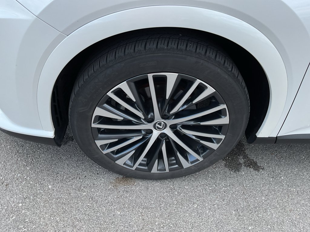 Used 2023 Eminent White Pearl Lexus Premium Plus image 5