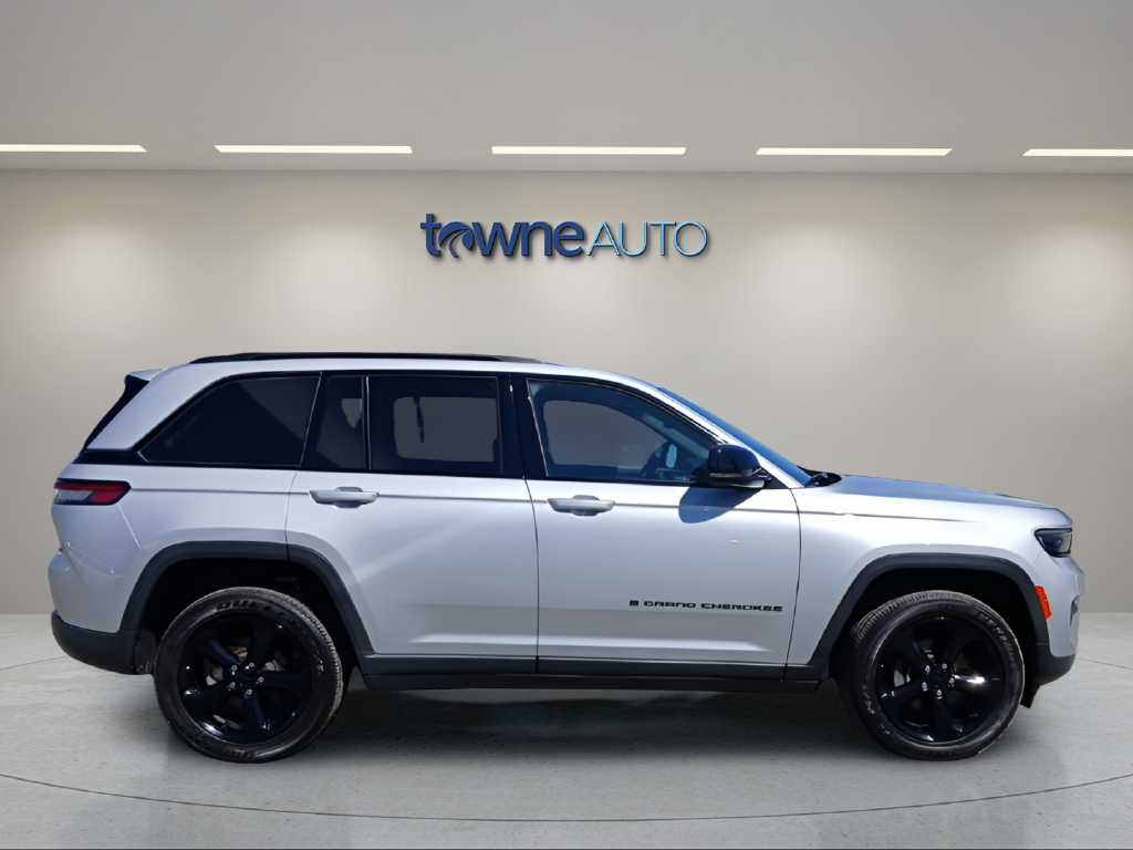 Used 2023 Silver Jeep Altitude X image 7