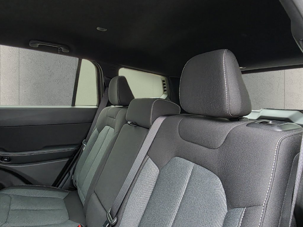 New 2026 Diamond Black Crystal Pearl-Coat Exterior Paint Jeep Laredo image 8