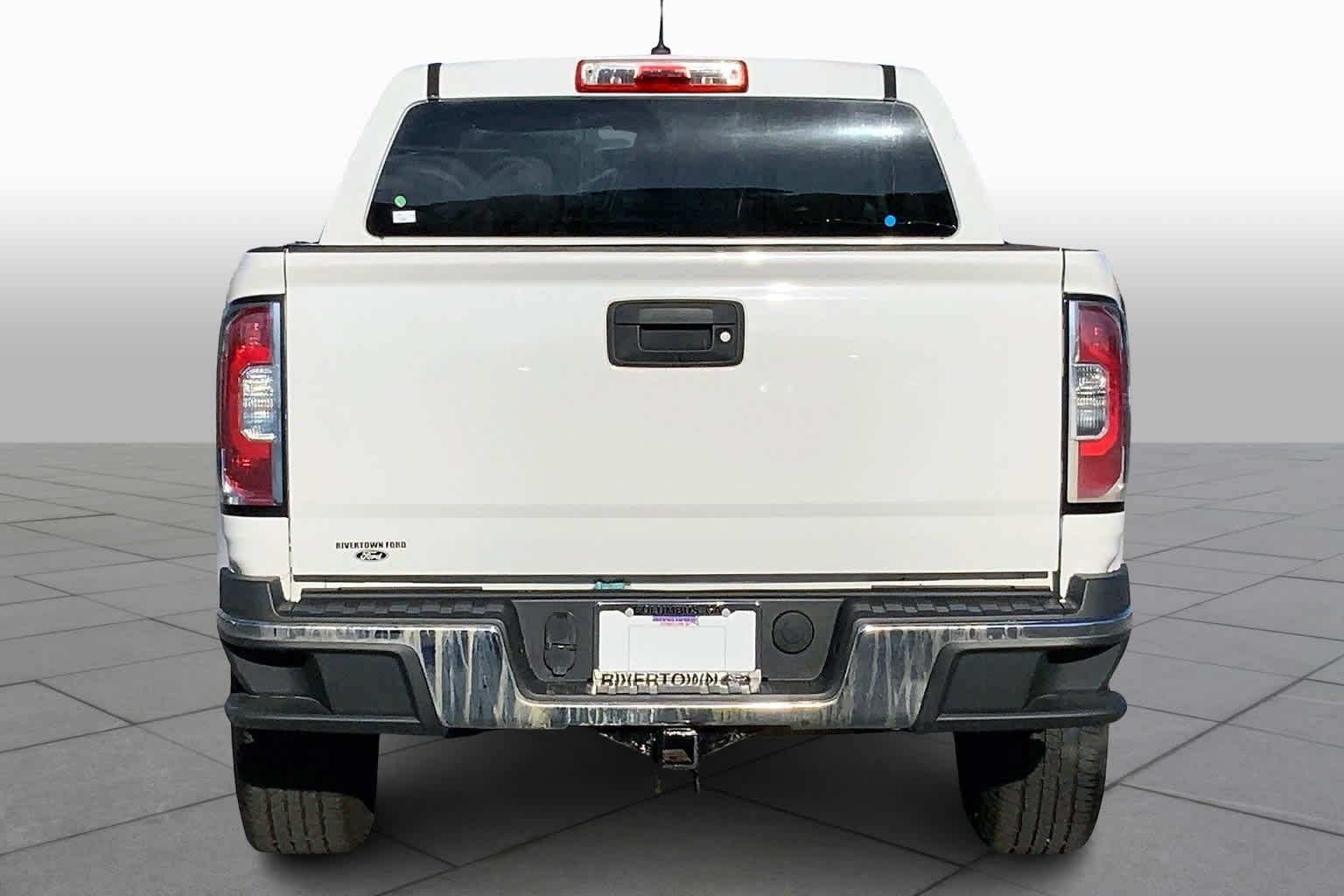 Used 2018 Summit White GMC 2WD image 4
