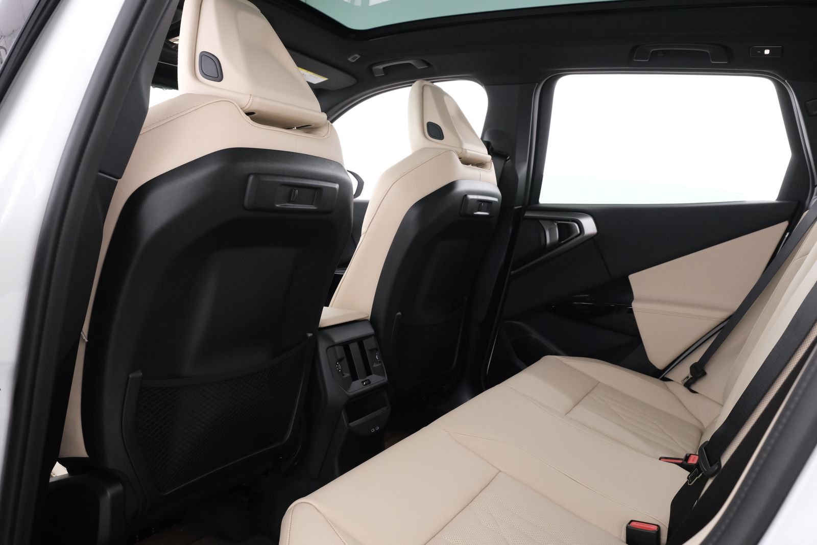 New 2026 Alpine White BMW 30 xDrive image 30