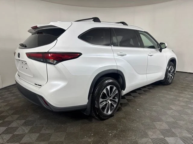 Used 2022 Pearl Toyota XLE image 3