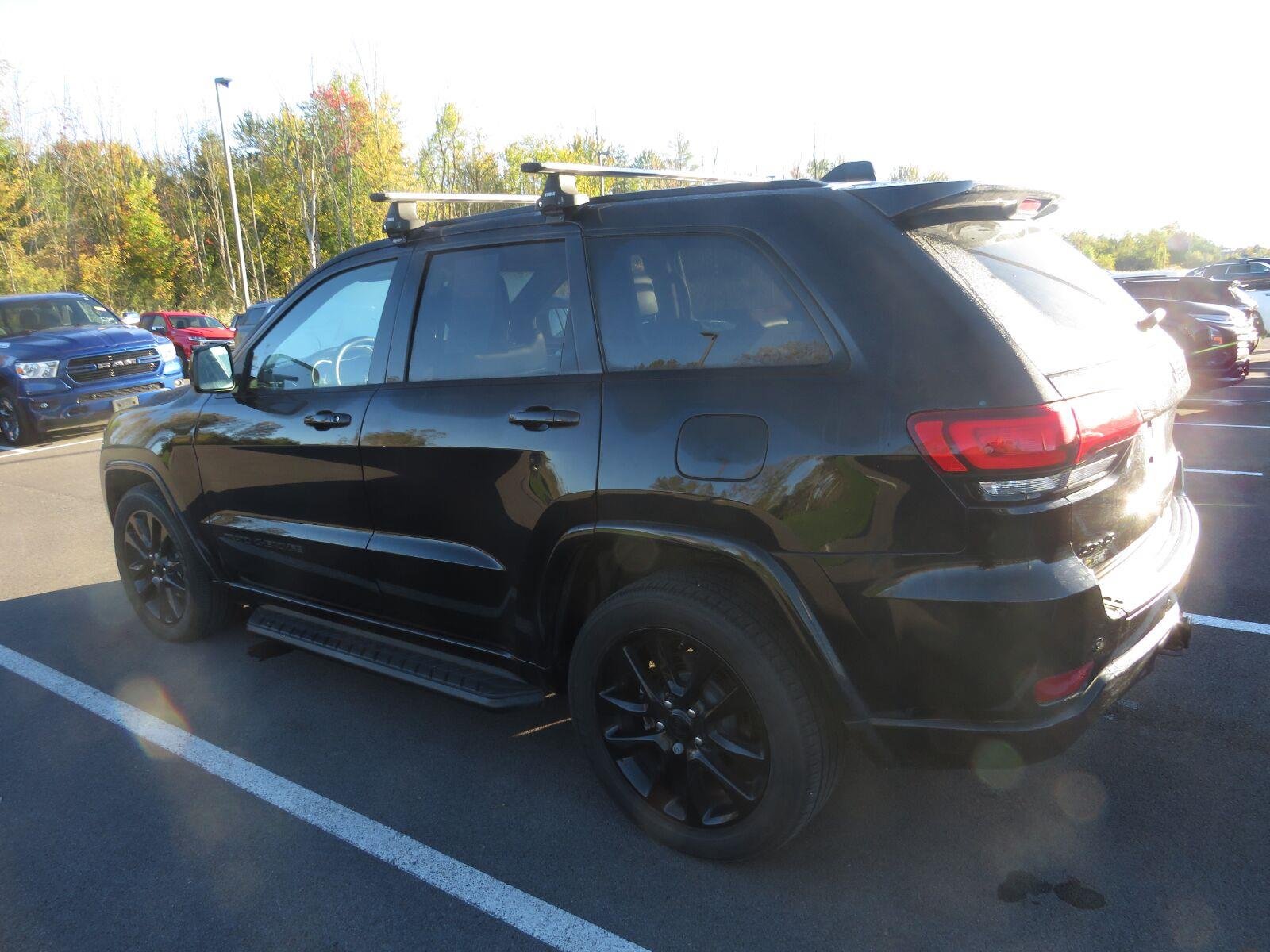 Used 2019 Diamond Black Crystal Pearlcoat Jeep Altitude image 11