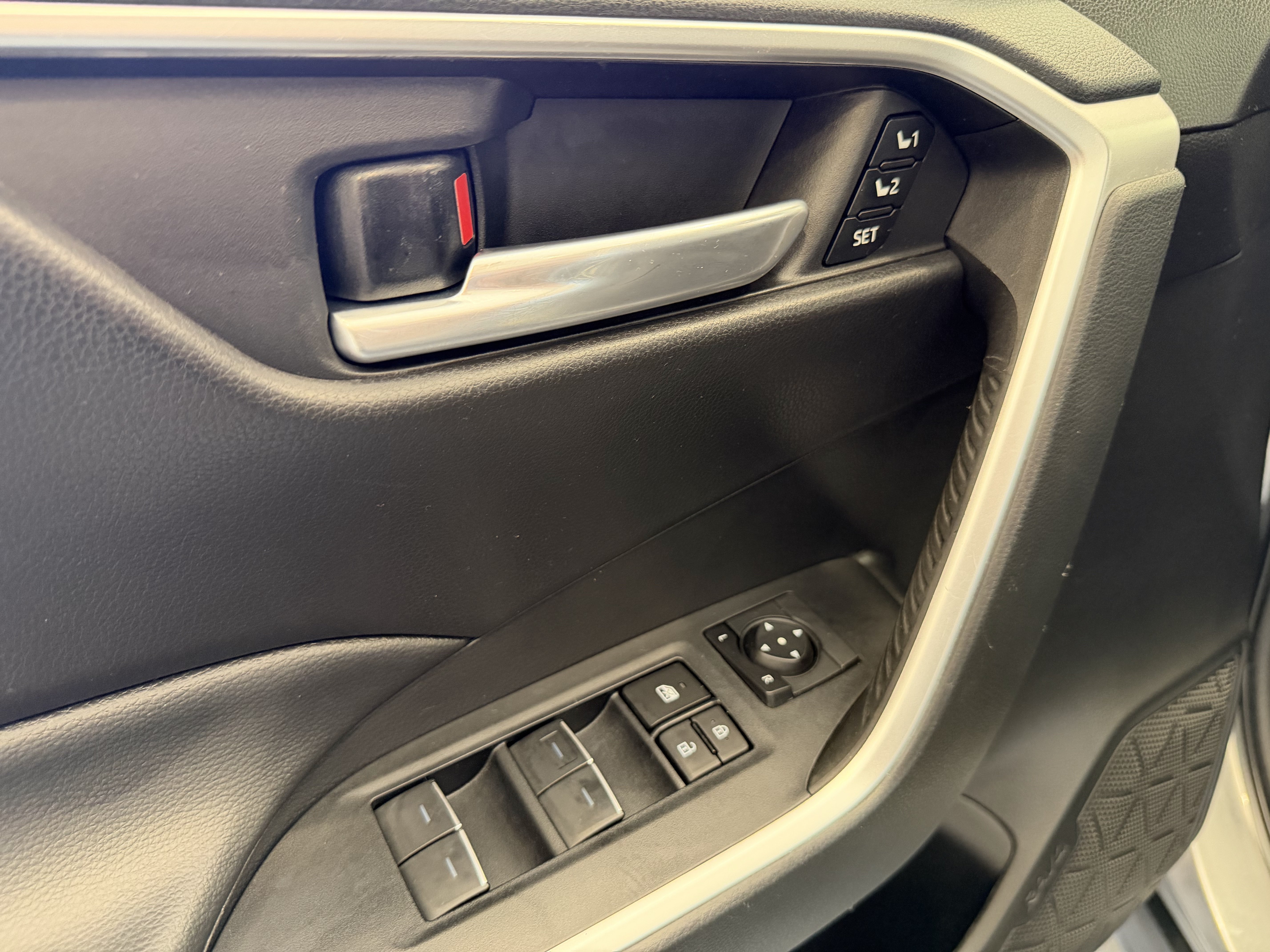 Used 2023 Silver Toyota XLE Premium image 33