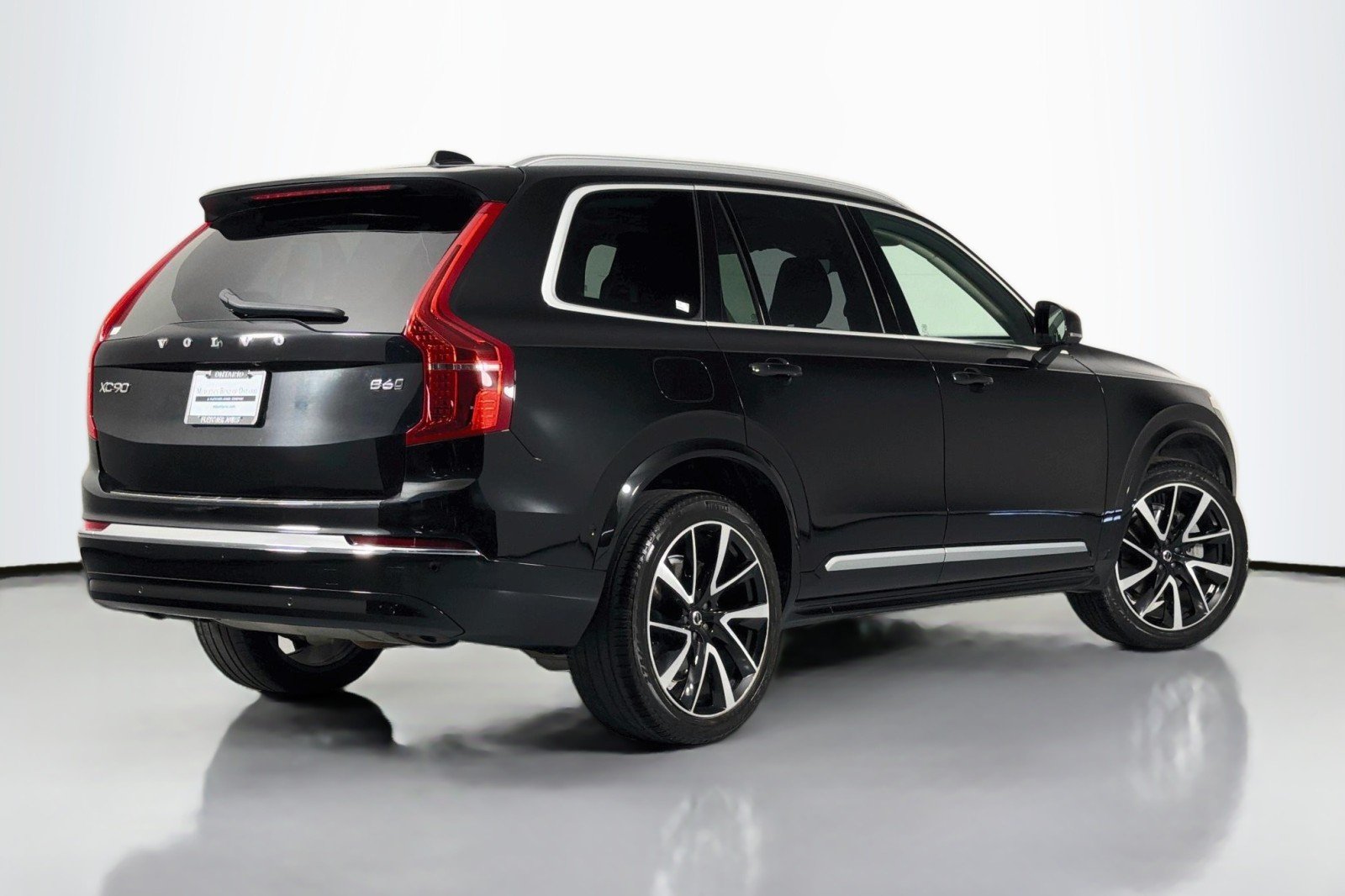 Used 2024 Onyx Black Metallic Volvo Ultimate Bright Theme image 13