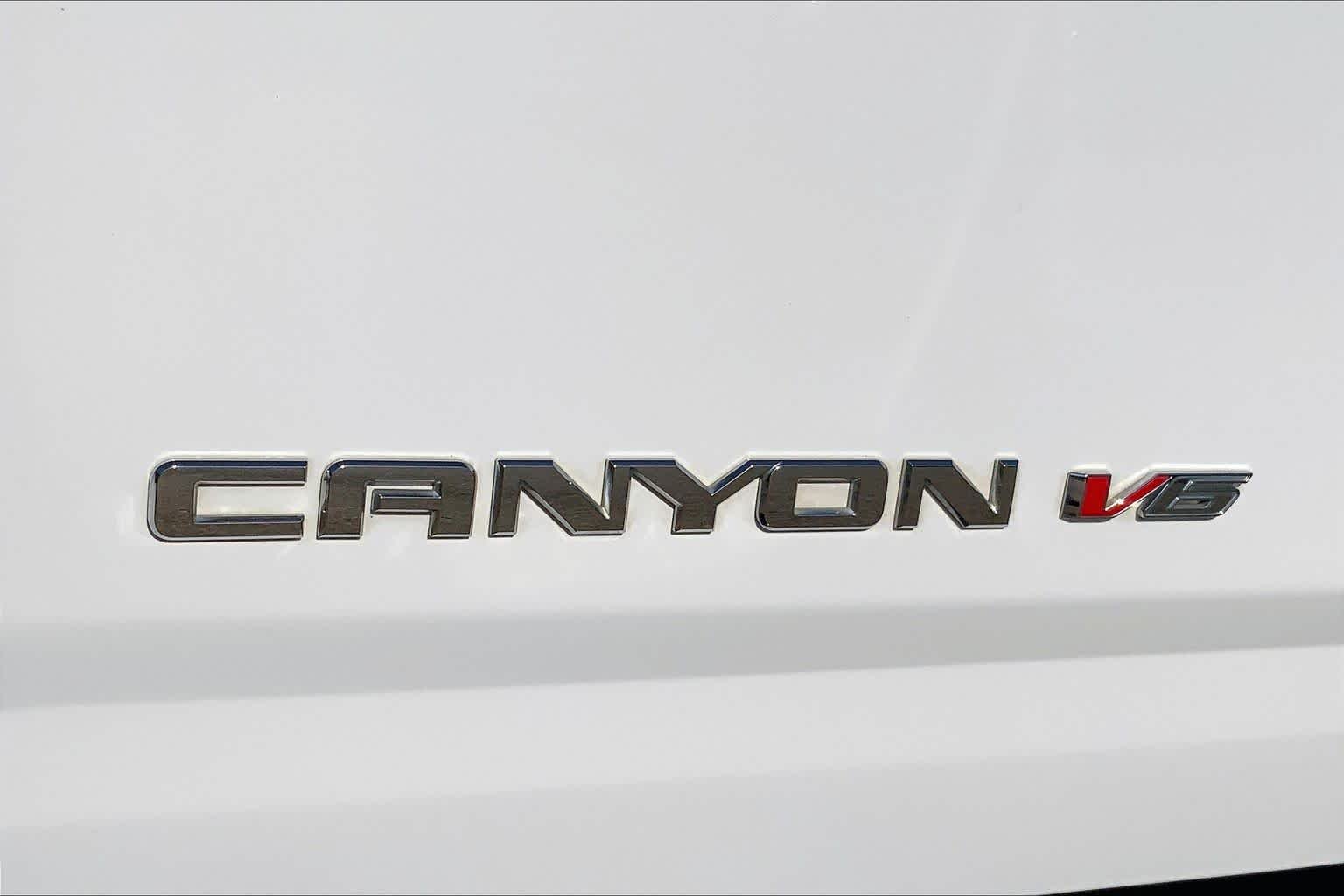 Used 2017 Summit White GMC 4WD SLT image 30