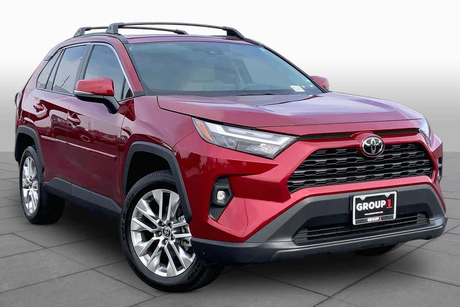 Used 2025 Ruby Flare Pearl Toyota XLE Premium image 3