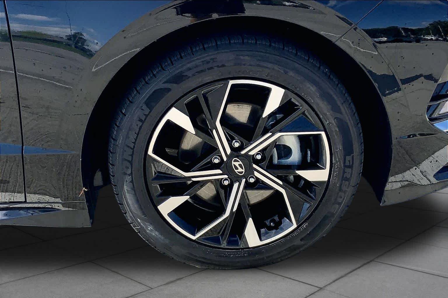 Used 2025 Abyss Black Hyundai SEL image 10