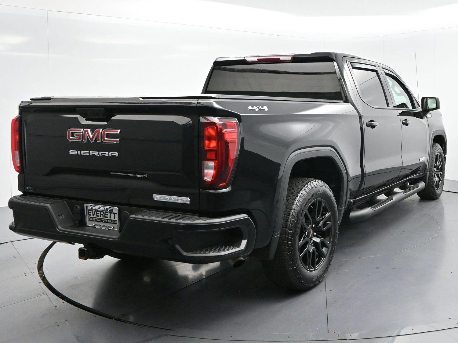 Used 2025 Onyx Black GMC Elevation image 3