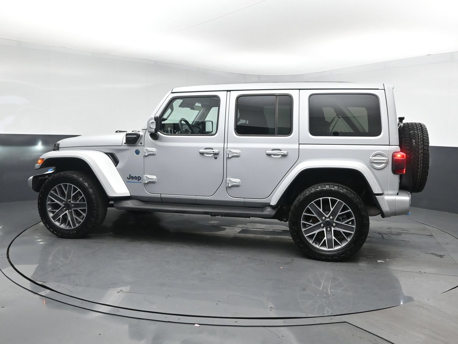Used 2024 Silver Zynith Clearcoat Jeep High Altitude image 4