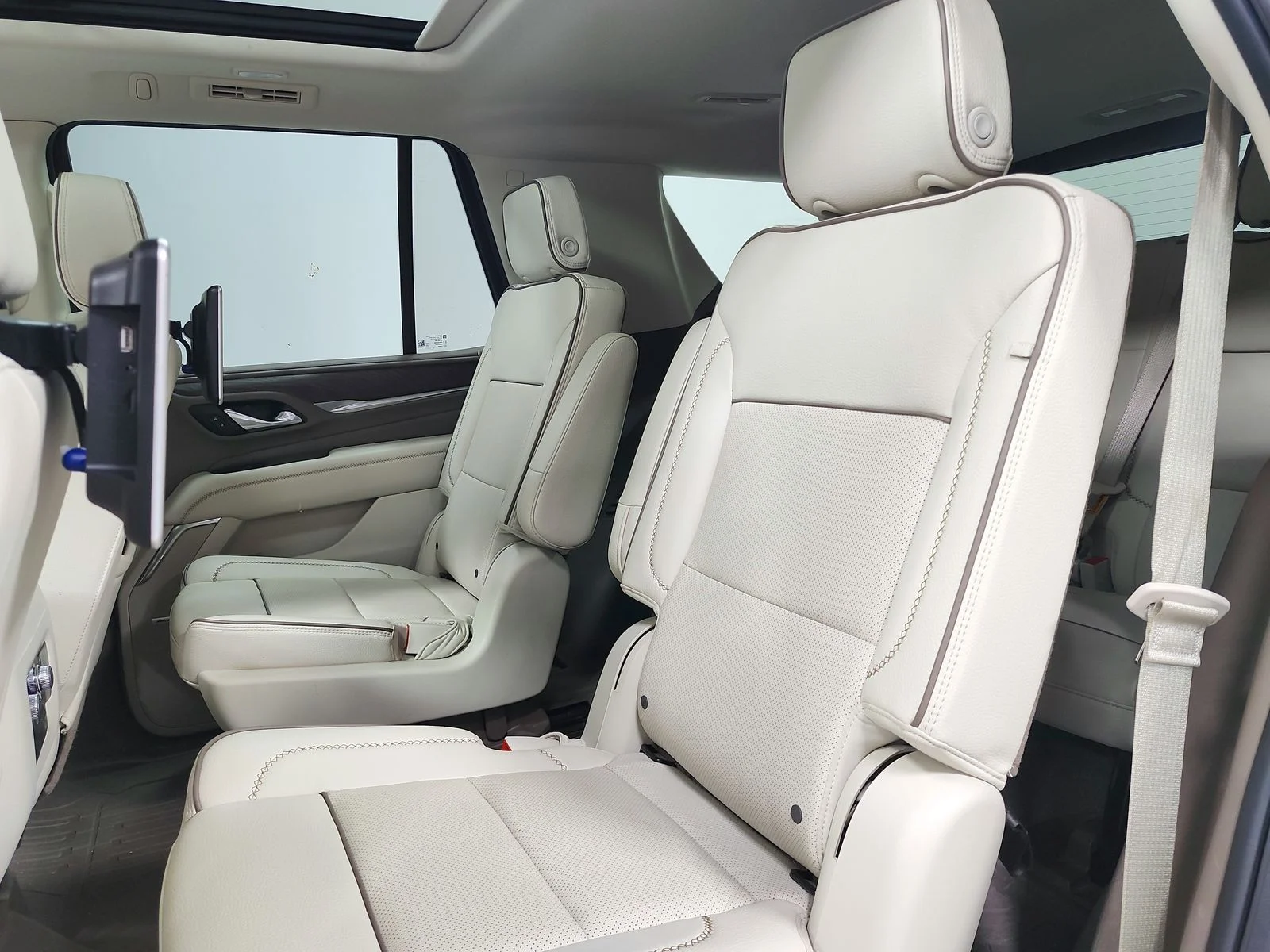 Used 2023 White Frost Tricoat GMC Denali image 11