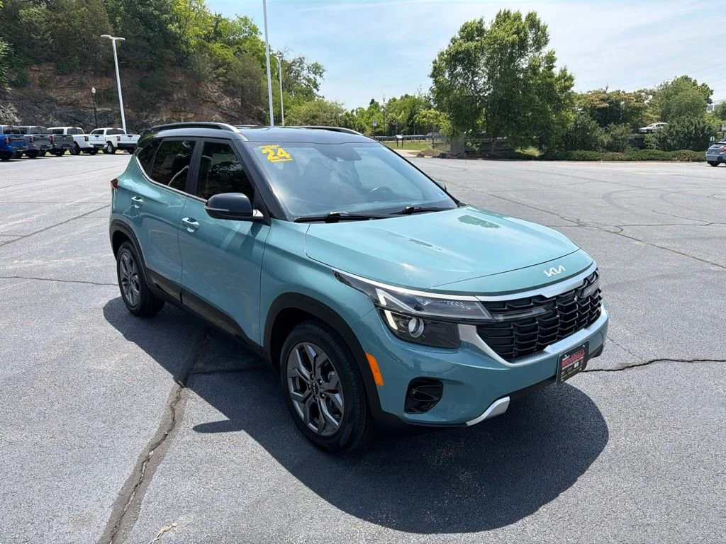 Used 2024 Green Kia S image 1