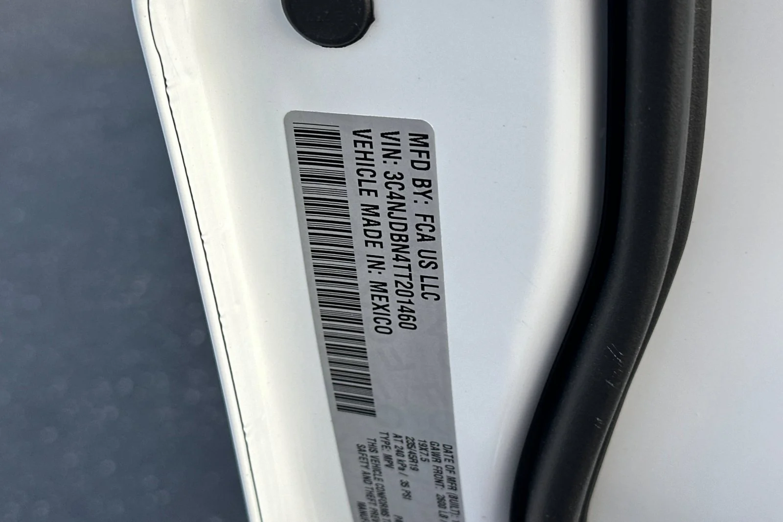 New 2026 Bright White Clear-Coat Exterior Paint Jeep Latitude Altitude image 28