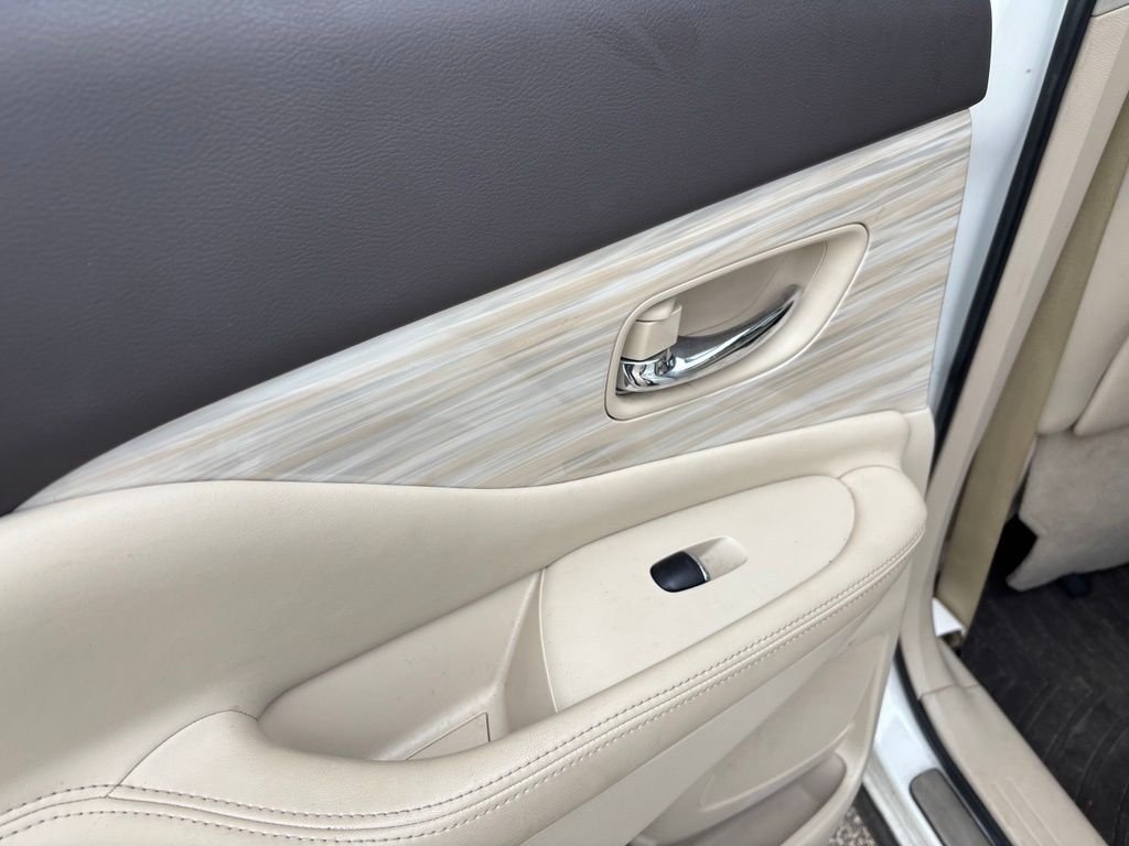 Used 2015 White Nissan Platinum image 11