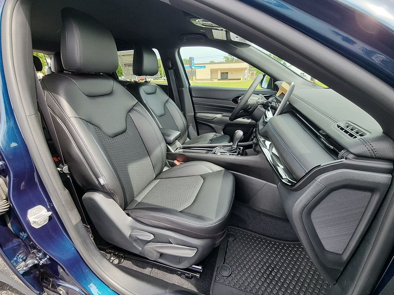 New 2026 Fathom Blue Pearl-Coat Exterior Paint Jeep Latitude Altitude image 23