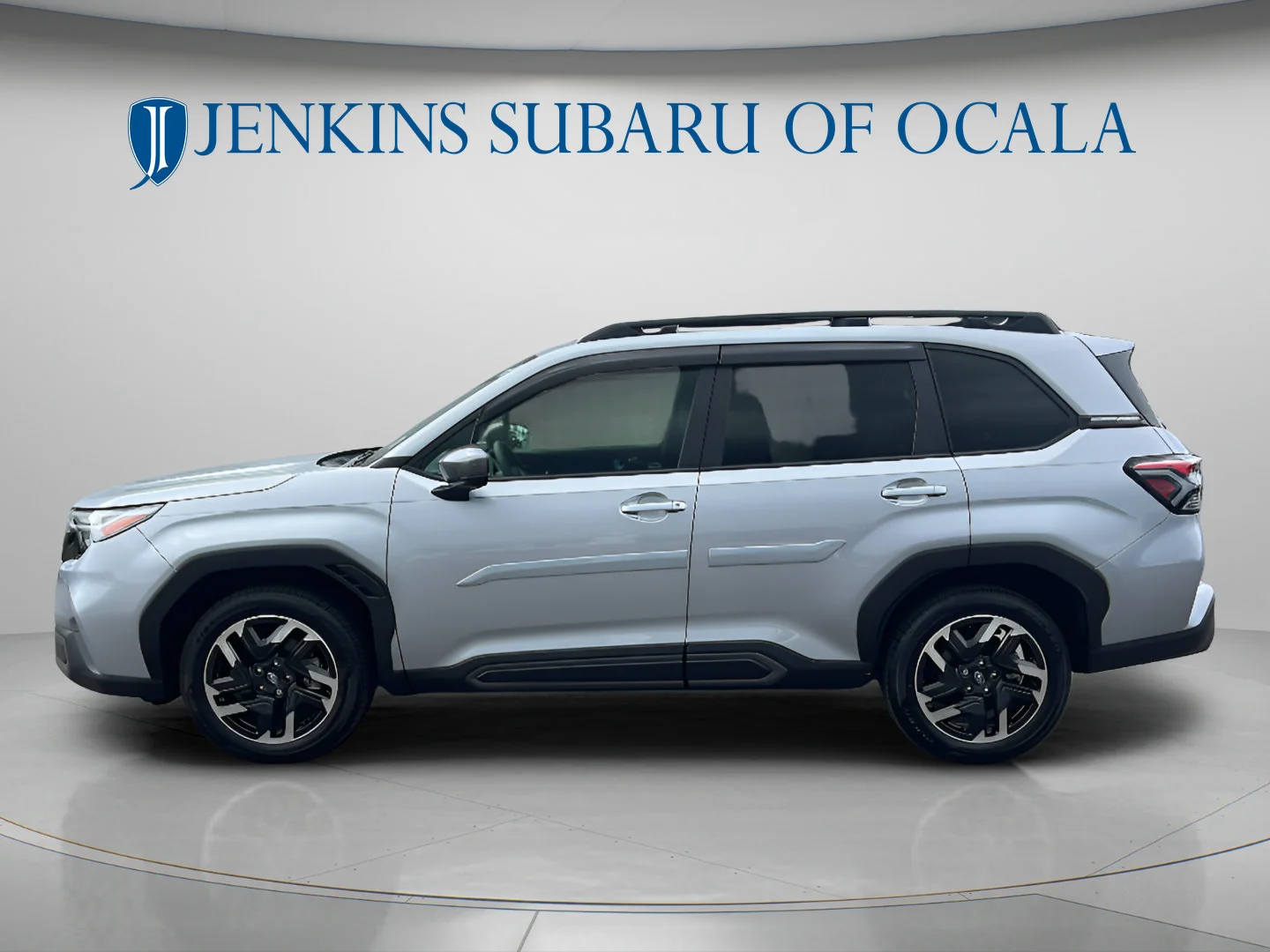 Used 2025 Ice Silver Metallic Subaru Limited image 6