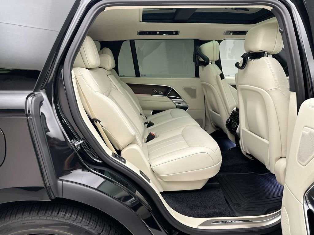 New 2026 Santorini Black Land Rover SE image 7
