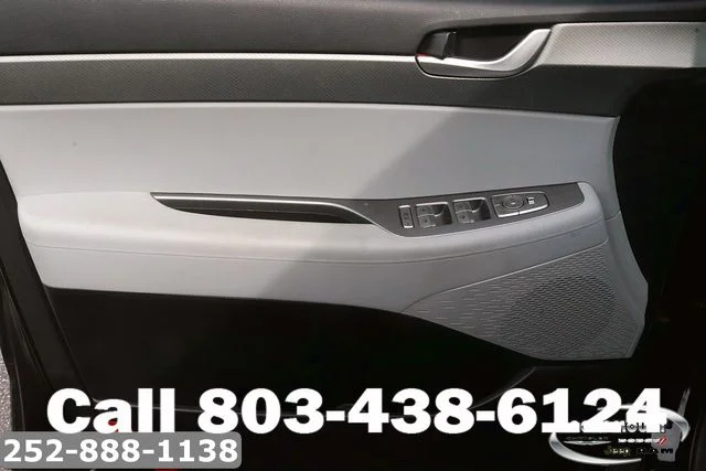 Used 2025 Black Hyundai SEL image 9