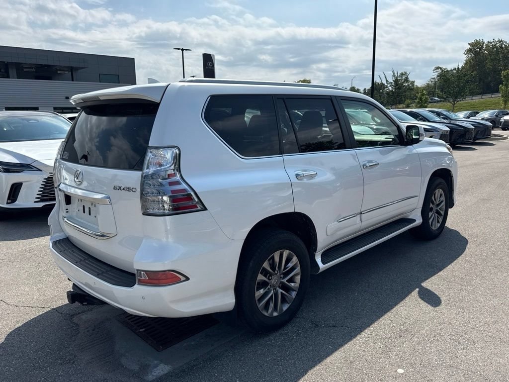Used 2017 Starfire Pearl Lexus 460 Luxury image 3