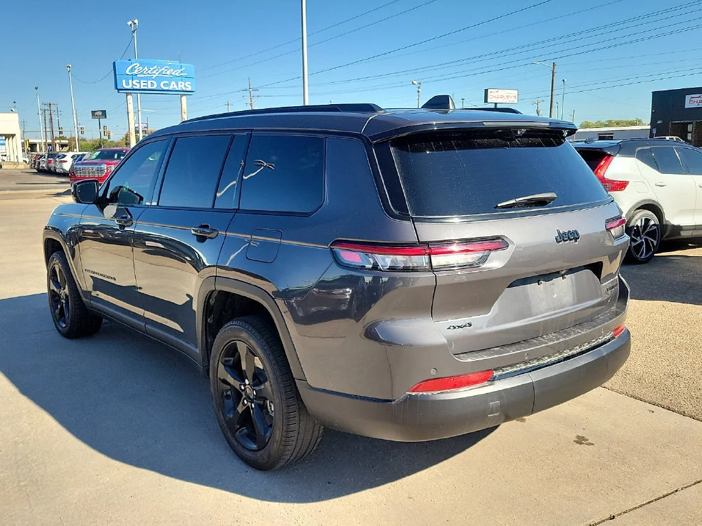 Used 2025  Jeep Limited image 8