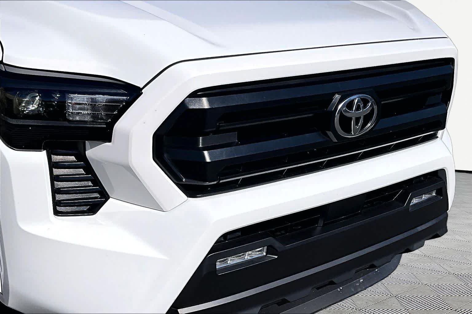 Used 2025 Ice Cap Toyota SR5 image 30