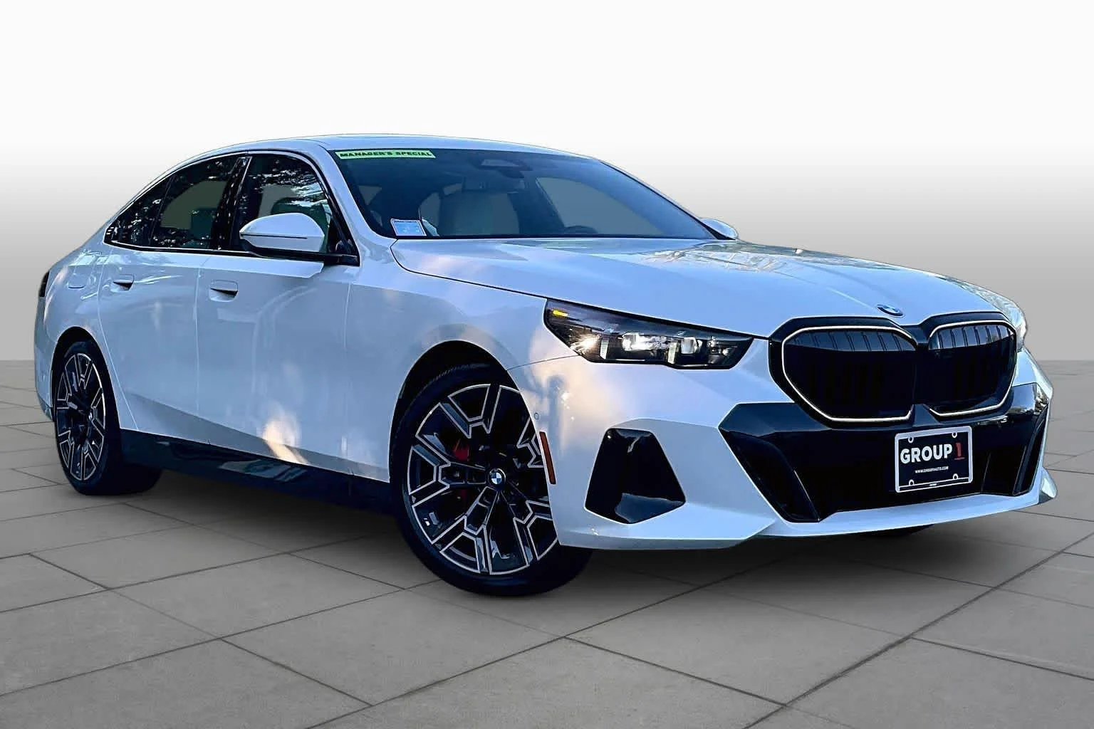 New 2026 Mineral White Metallic BMW 530i xDrive image 2