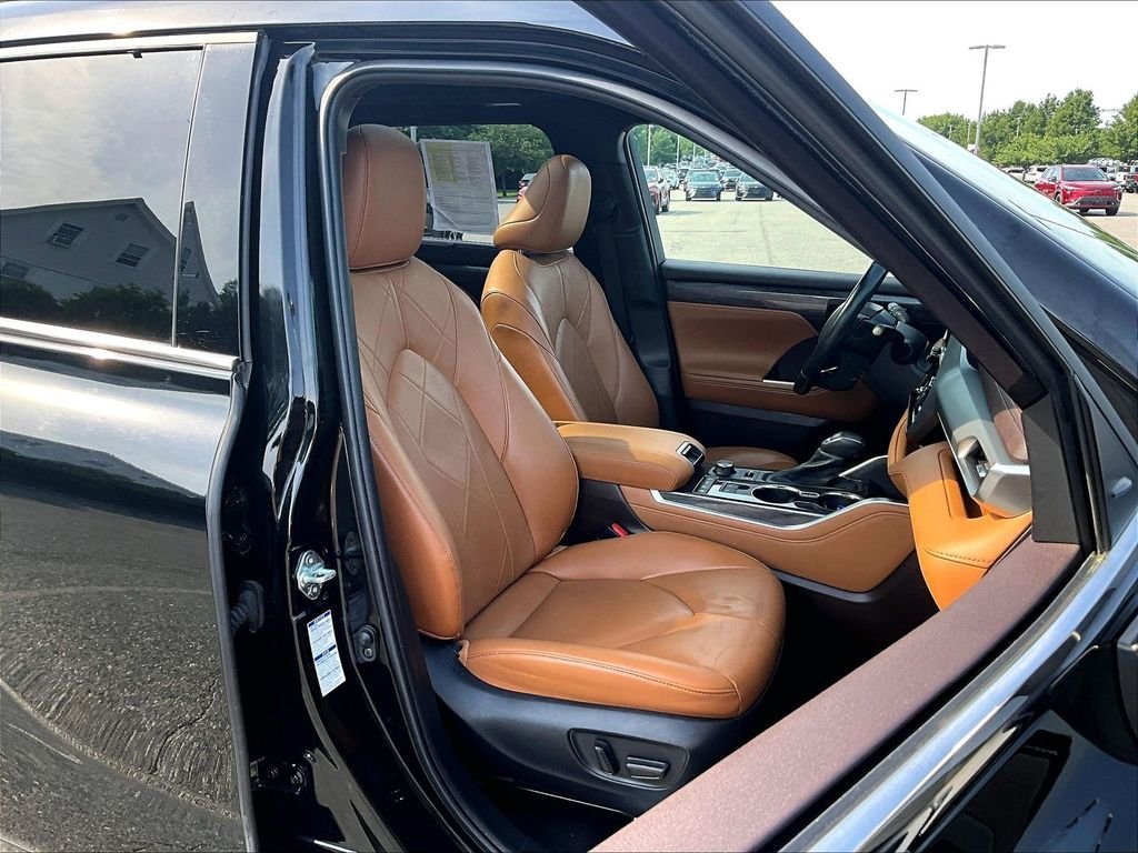 Used 2022 Black Toyota Platinum image 11