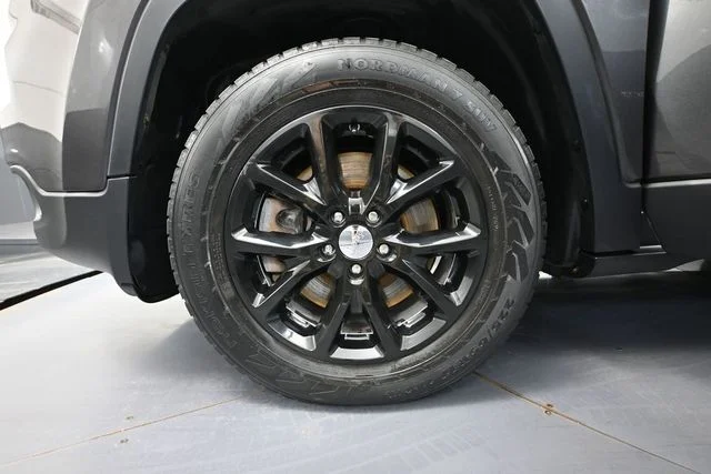 Used 2016 Gray Jeep Latitude image 17