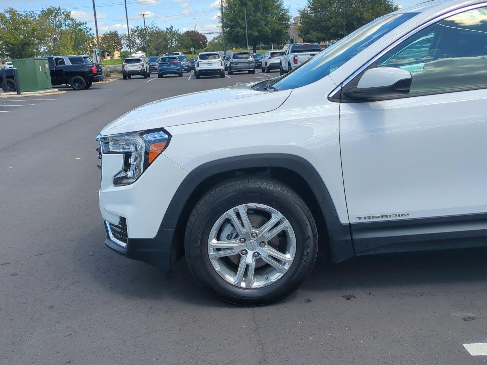Used 2022 Summit White GMC SLE image 10
