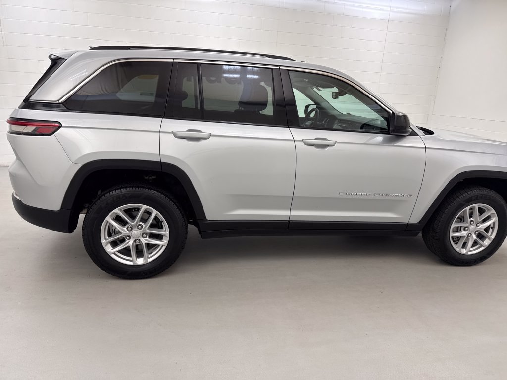 Used 2023 Silver Jeep Laredo image 6