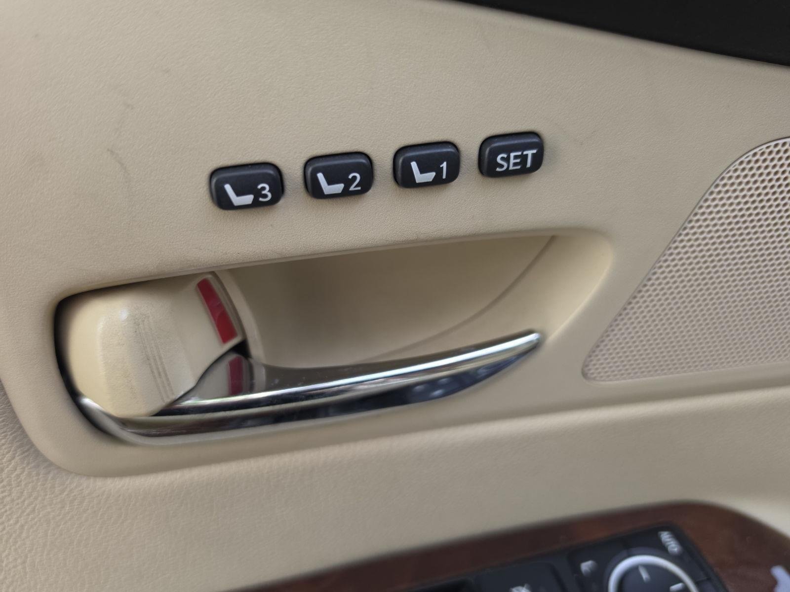 Used 2015 Satin Cashmere Metallic Lexus Base image 30