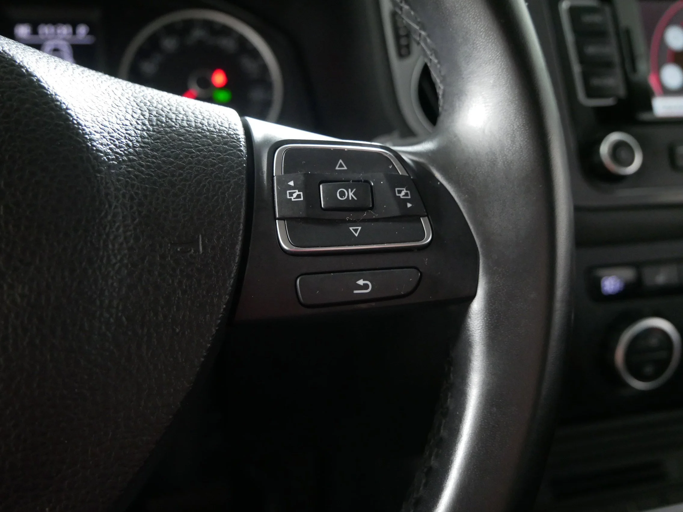Used 2014 Pepper Gray Metallic Volkswagen SE image 29
