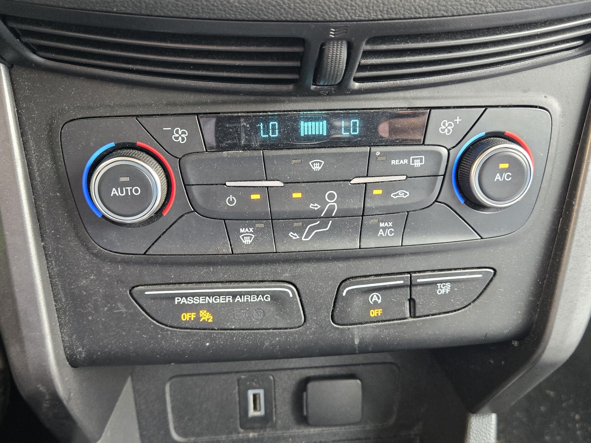 Used 2017 Oxford White Ford SE image 18