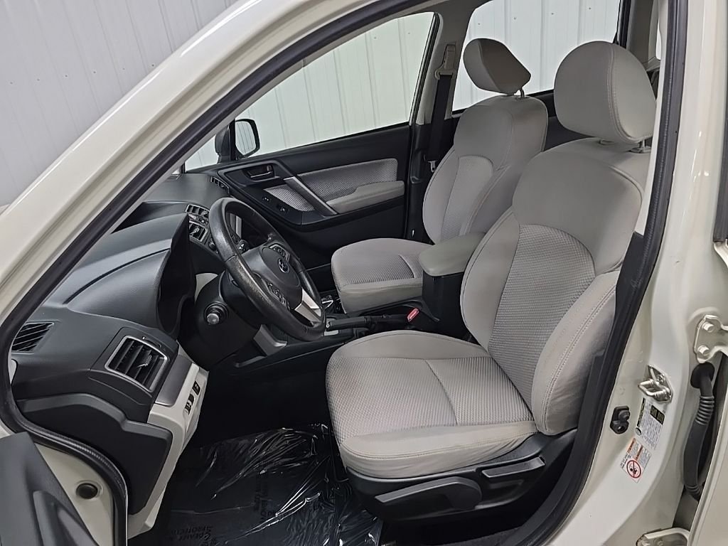 Used 2018 White Subaru 2.5i image 31
